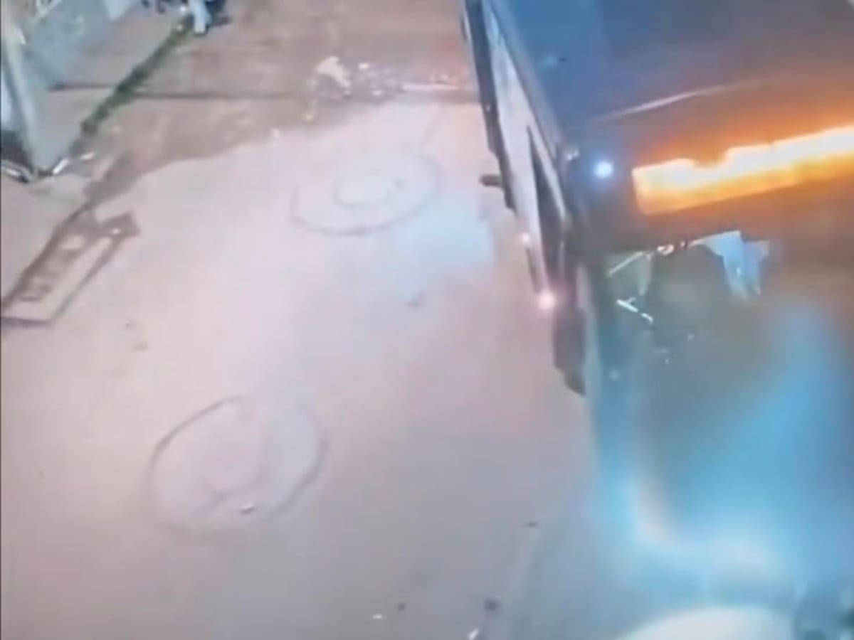 Separan de su cargo a conductor de bus que atropelló a una mujer y su hijo en Suba