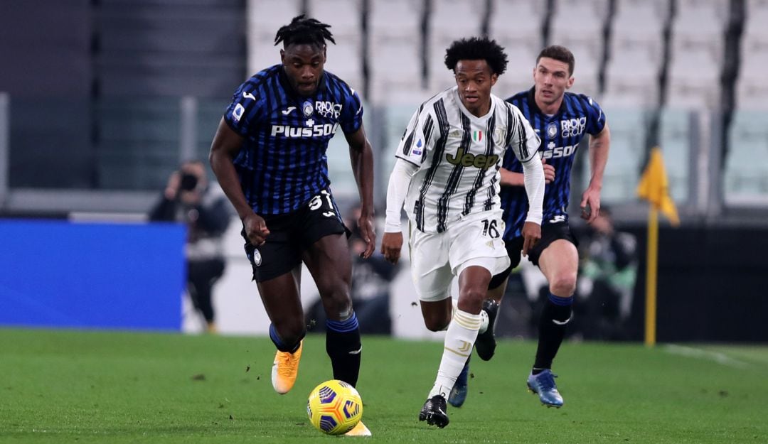 Duván Zapata y Juan Guillermo Cuadrado en un duelo por Liga de Italia