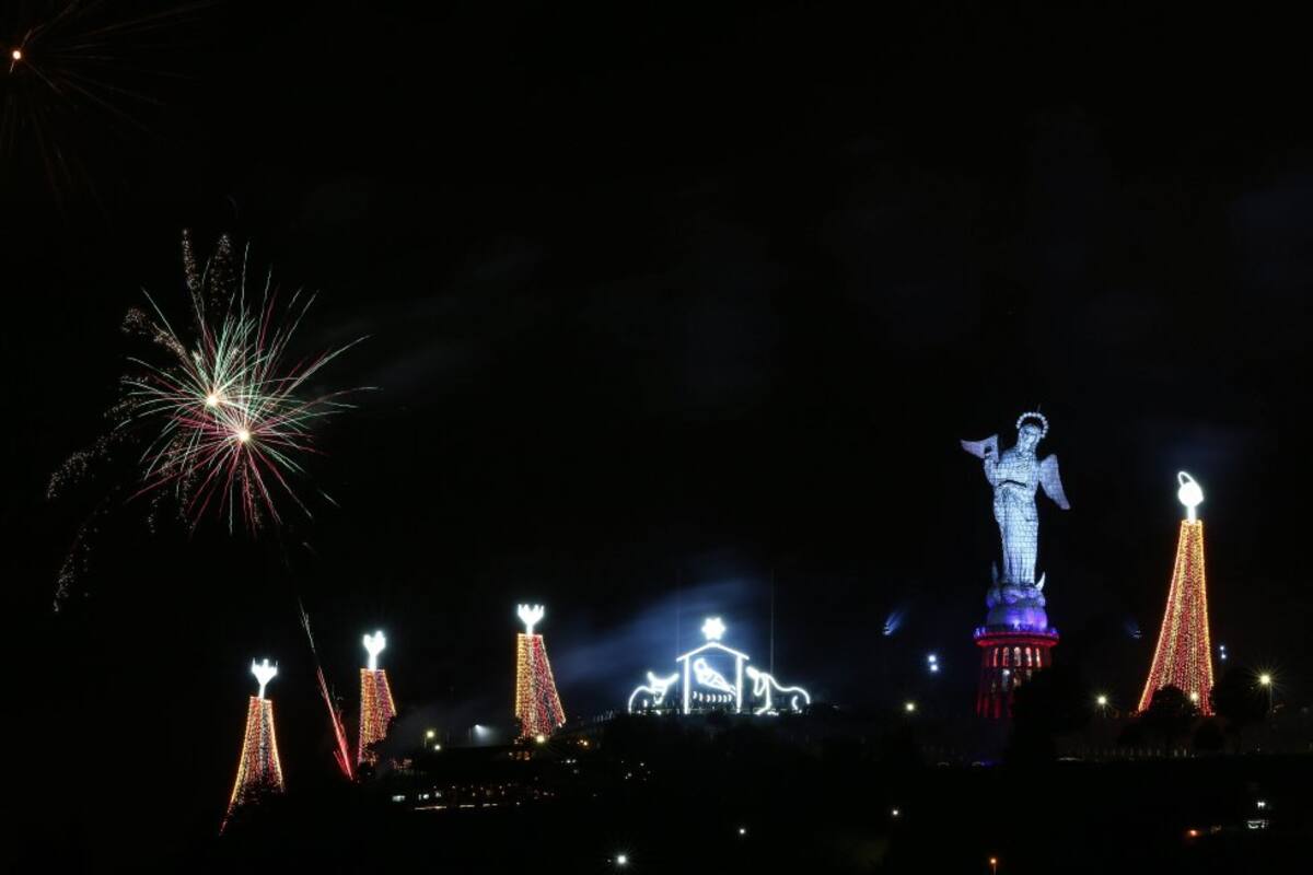 La capital ecuatoriana ilumina su pesebre gigante en lo alto del Panecillo, un cerro enclavado en el casco colonial de la ciudad, y con ello da inicio al periodo de las fiestas navideñas en Quito (Ecuador)