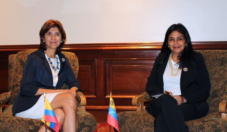 La diplomática colombiana, María Ángela Holguín, con la canciller de Venezuela, Delcy Rodríguez. 