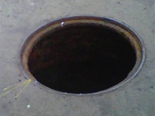 Rescatan a una niña que había caído a una alcantarilla