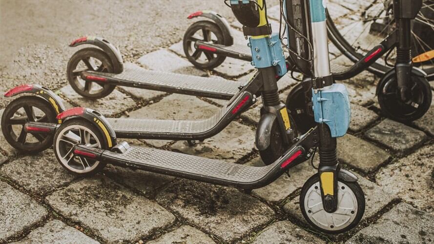 Levantaron la medida que prohibía patinetas y motos eléctricas en el Centro Histórico