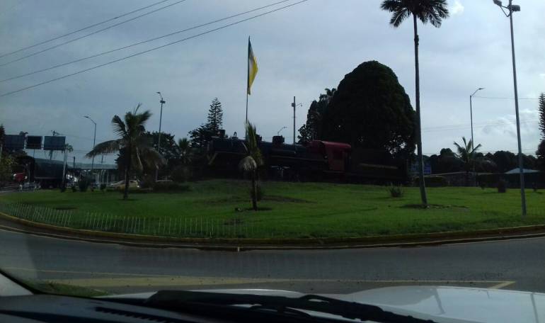 Glorieta de la maquina del ferrocarril al norte de Armenia