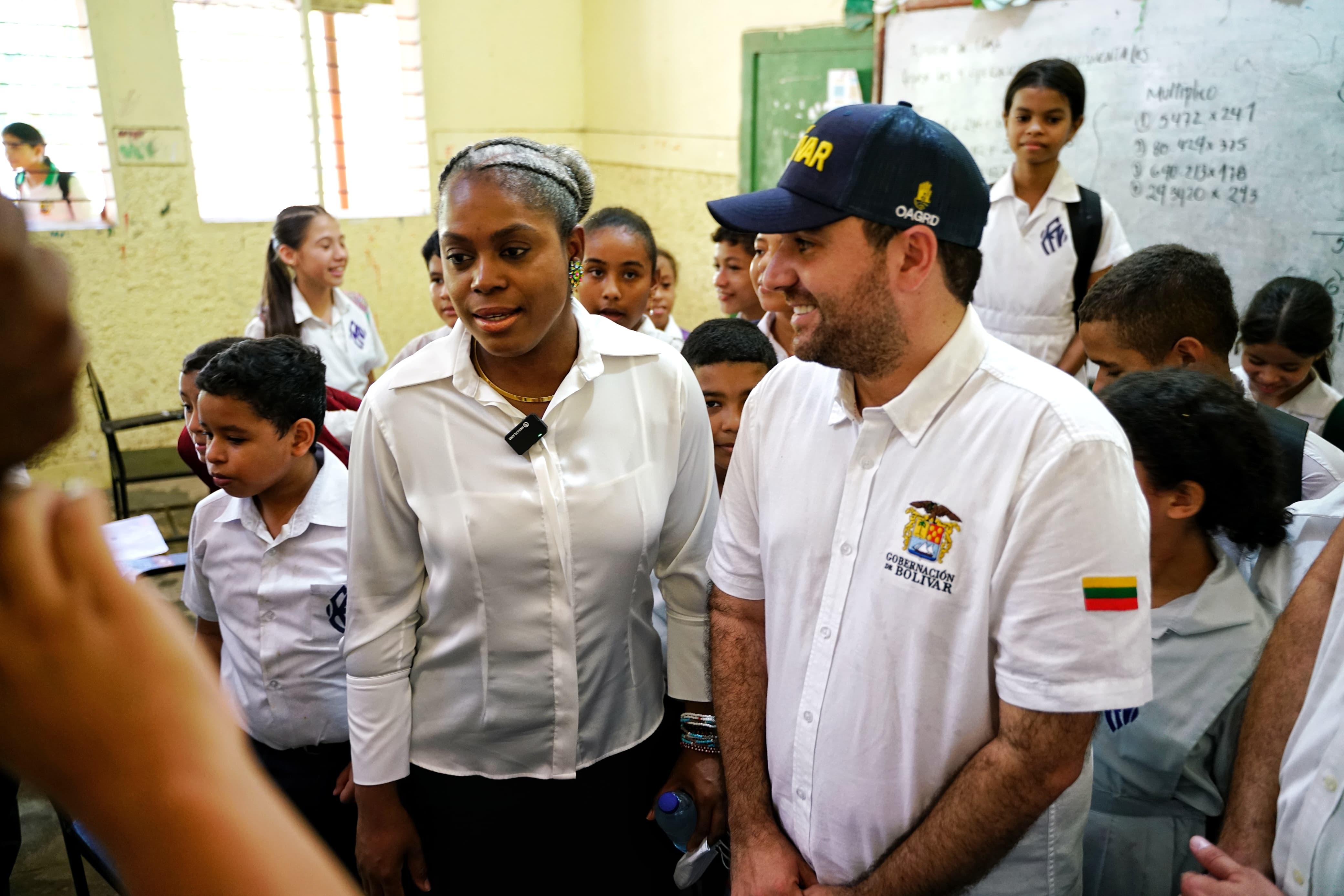Gobernador entrega dotación a Instituciones Educativas de Mompox
