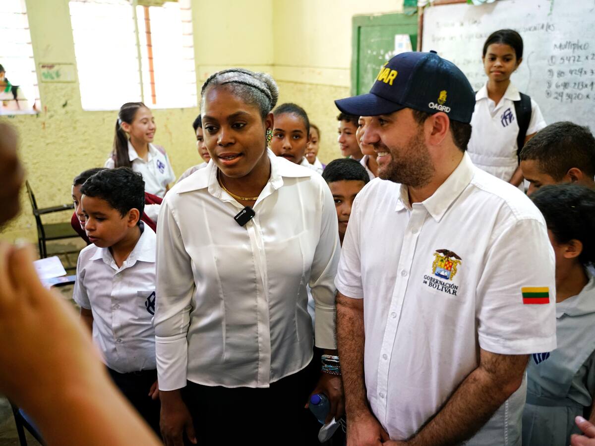 Gobernador entrega dotación a Instituciones Educativas de Mompox