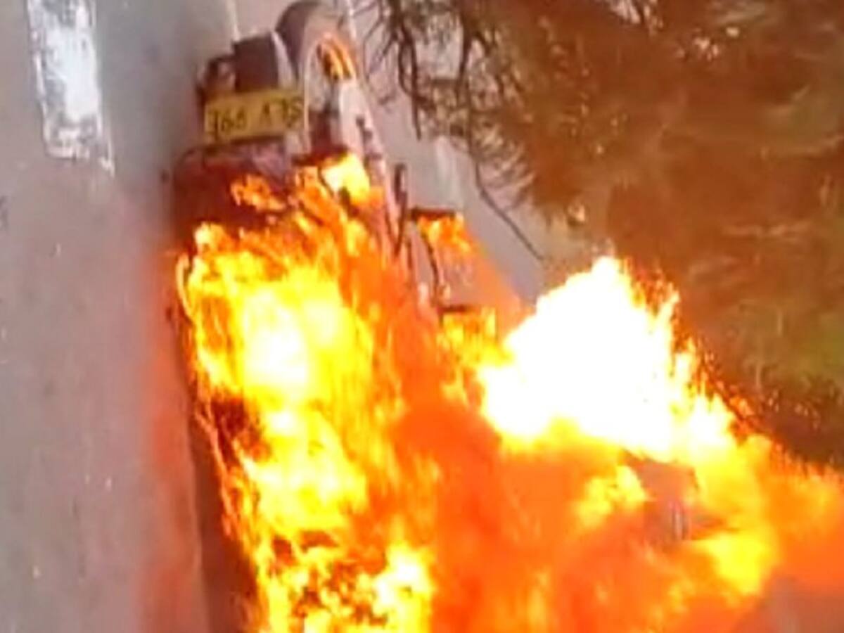 Queman motocicleta a presunto delincuente