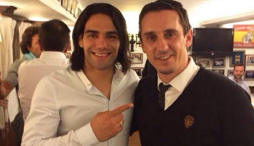 Gary Neville recibió a Falcao en Manchester cuando se produjo su fichaje por el United.
