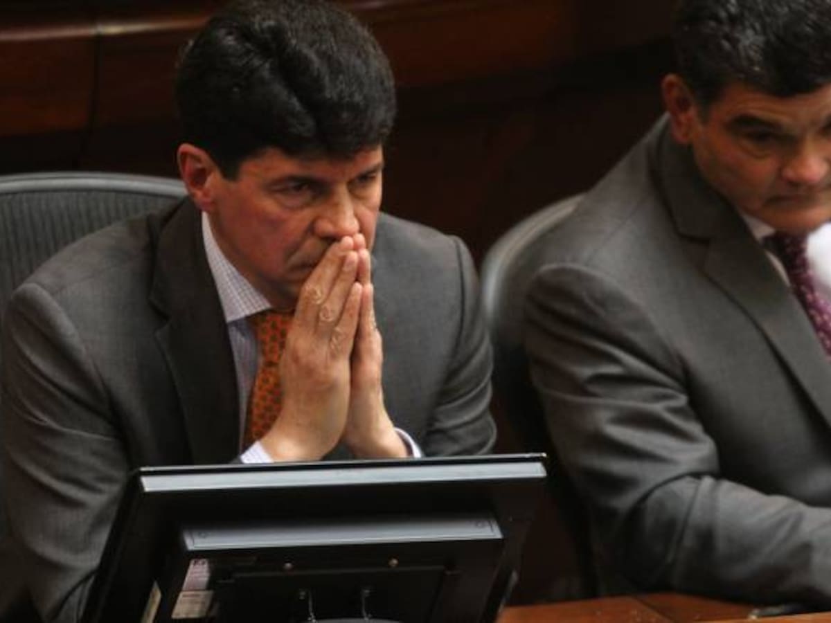 Suspendido e inhabilitado por 8 meses el subsecretario del Senado, Saúl Cruz