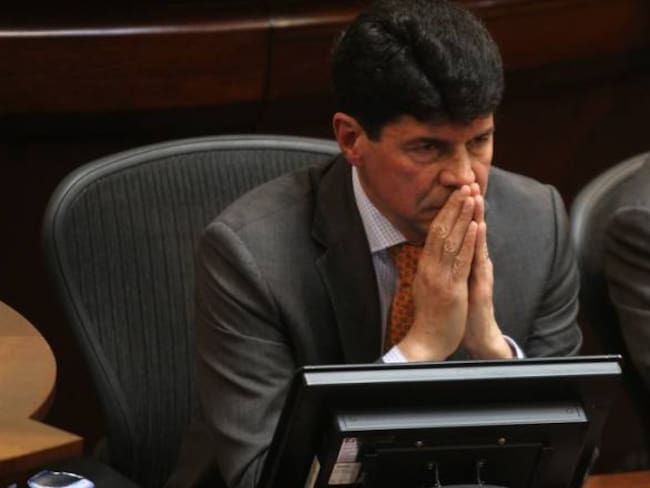 Suspendido e inhabilitado por 8 meses el subsecretario del Senado, Saúl Cruz