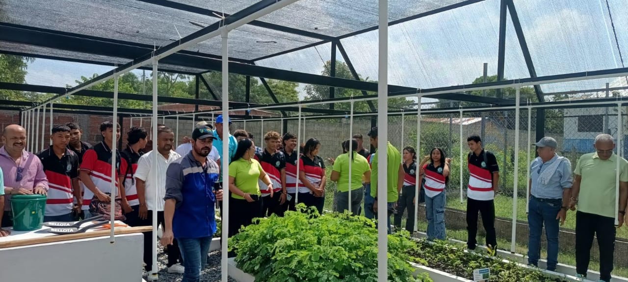 Entregados tres viveros bioclimáticos a instituciones educativas del Magdalena/ Corpamag.