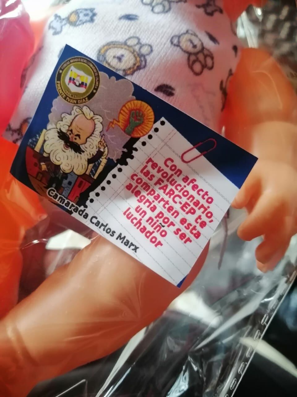 En la tarjeta adjunta al regalo, utilizando imágenes de personajes como Alfonso Cano y Carlos Marx, el Frente Iván Díaz deja ver claramente sus intenciones criminales.