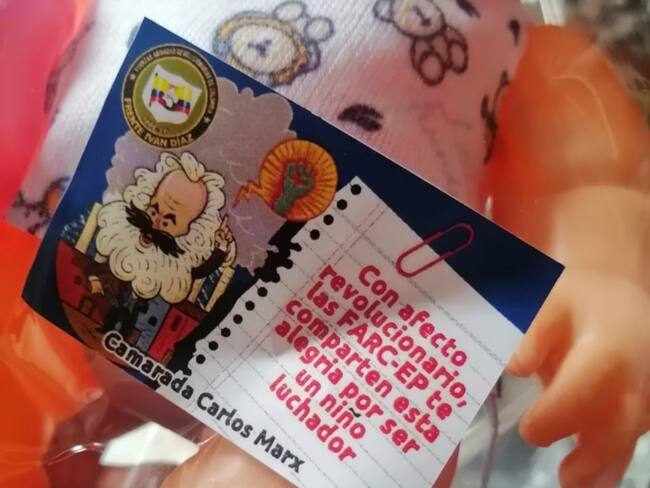 En la tarjeta adjunta al regalo, utilizando imágenes de personajes como Alfonso Cano y Carlos Marx, el Frente Iván Díaz deja ver claramente sus intenciones criminales.