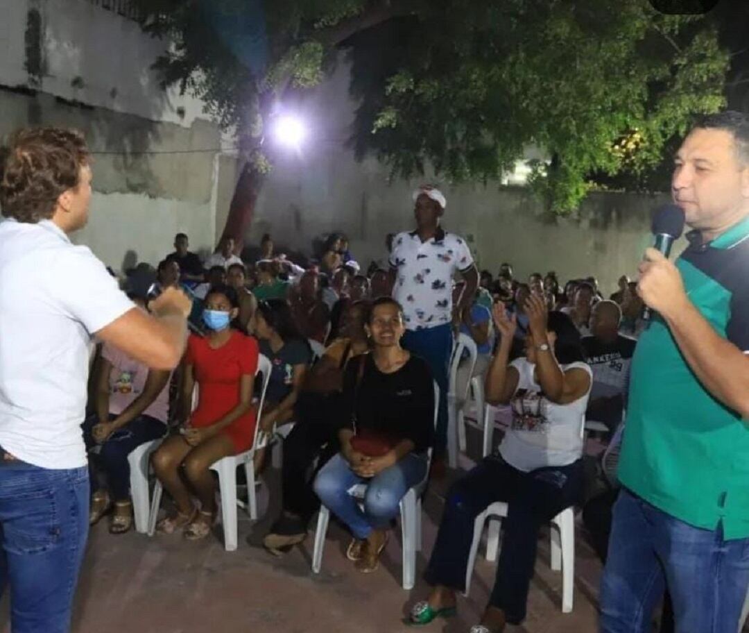 Reunión con líderes barriales./ Foto: Tomada del Instagram de Laureano Acuña.