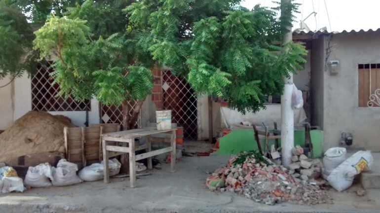 Una de las residencias afectadas por los cobros ilegales de Electricaribe en el barrio Los Olivos.