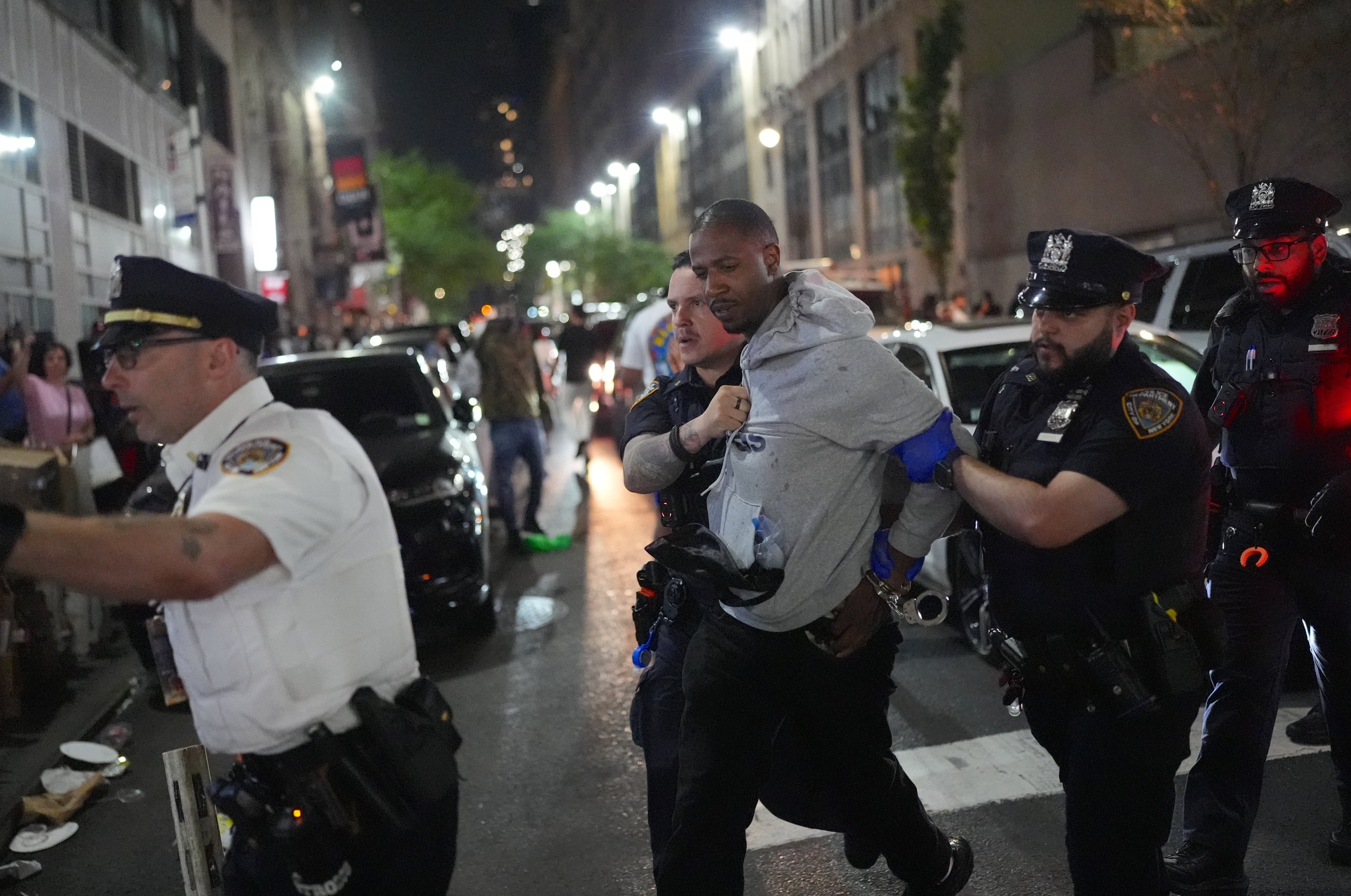Estados Unidos - Nueva York: Junio 10: Policía arrestando a fans por disturbios en Manhattan: Getty Images. 