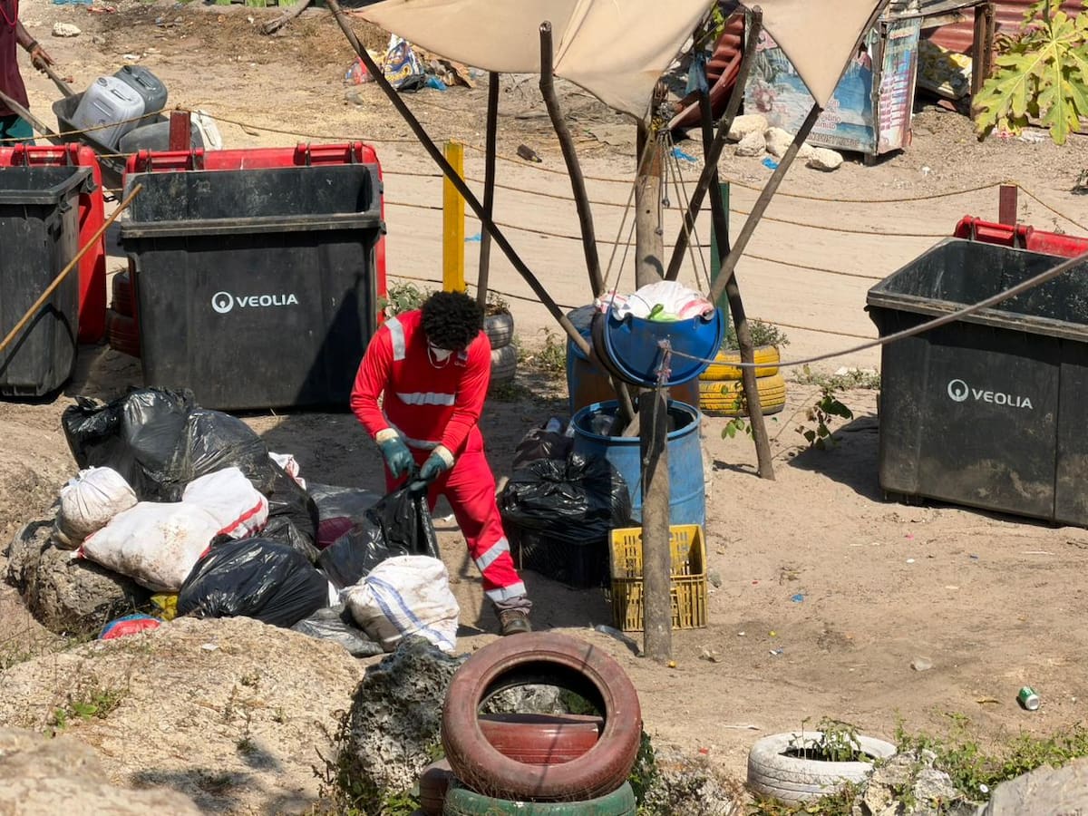 Veolia lidera jornada de limpieza y educación en Playa Blanca tras el flujo de la Semana Santa