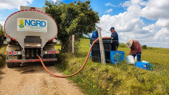 La Administración Municipal está abasteciendo de agua a las veredas que están afectadas por desabastecimiento / Foto: Unidad de Gestión del Riesgo de Boyacá.