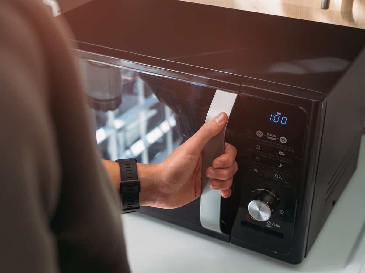 Qué tan saludable es cocinar en microondas: OMS y National Geographic aclaran los efectos