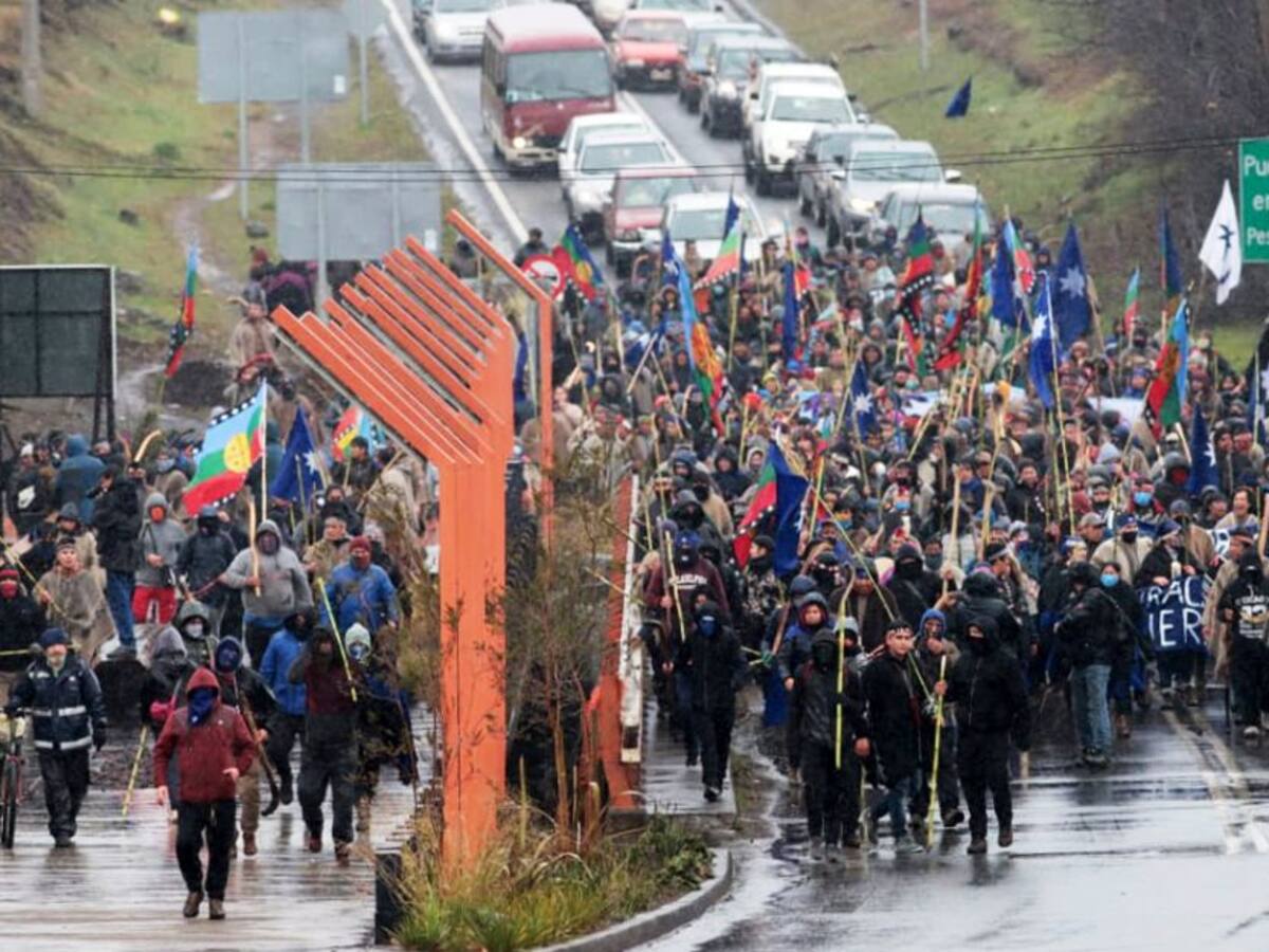 Detienen a hija de Bachelet por participar en protestas a favor de indígena