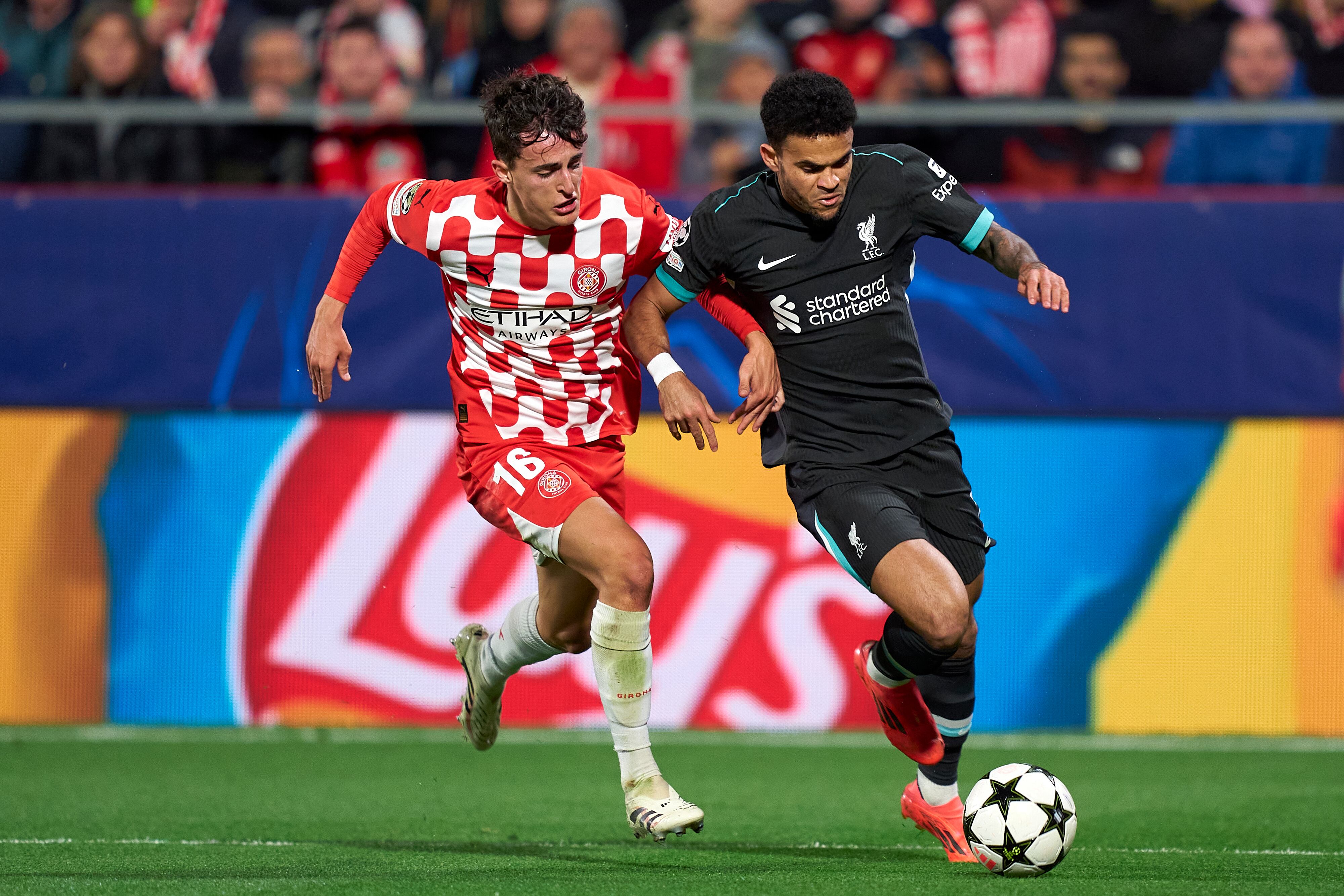 Luis Díaz busca generar un ataque ante el Girona. (Photo by Pedro Salado/Getty Images)