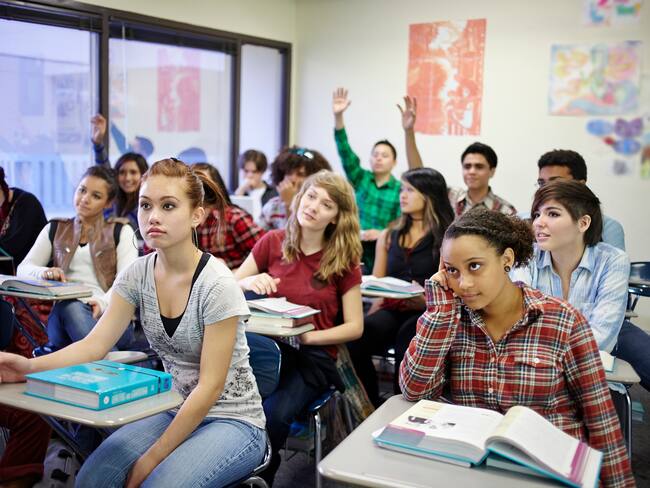 Jovenes participando en el salón de clase (Getty Images)