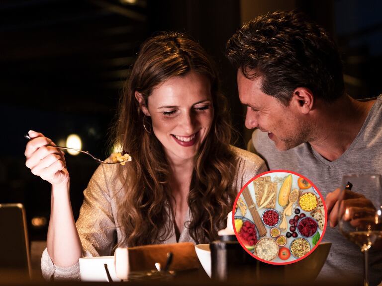 Una pareja cenando y de fondo la imagen de algunos alimentos (Fotos vía Getty Images)