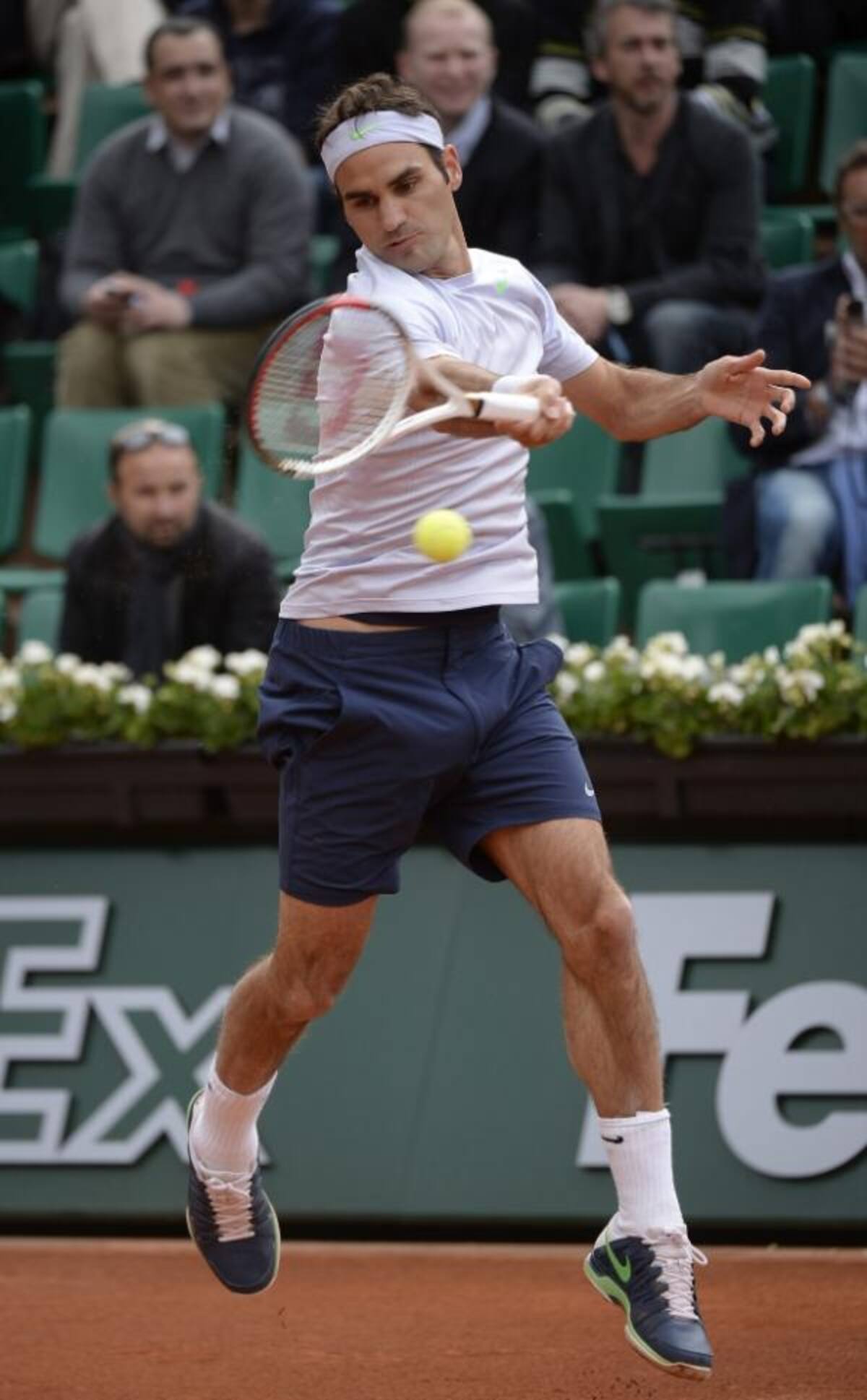 El tenista suizo Roger Federer devuelve una bola al indio Somdev Devvarman, durante el partido de segunda ronda del torneo. Foto: efe