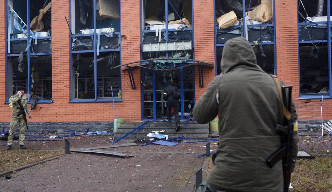 Militares de Ucrania en una tienda destruida en Kiev. Foto: Getty