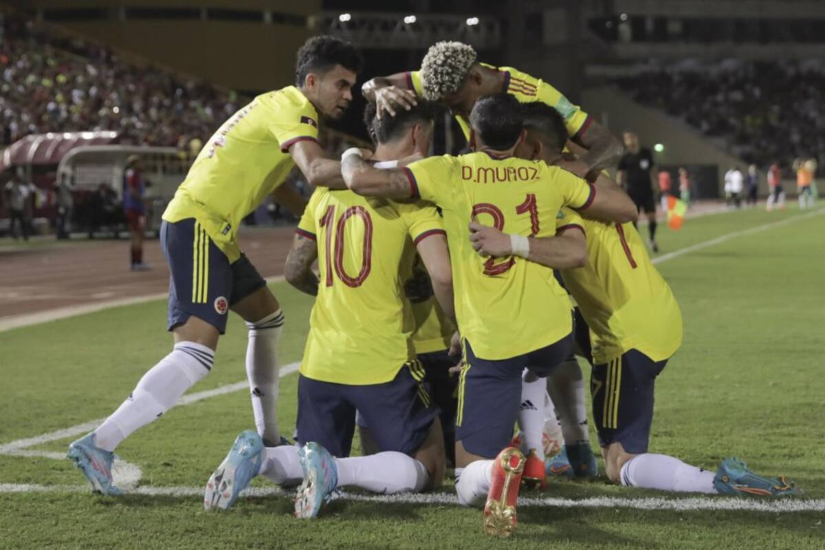 Los jugadores de Colombia festejan el gol de James Rodríguez.