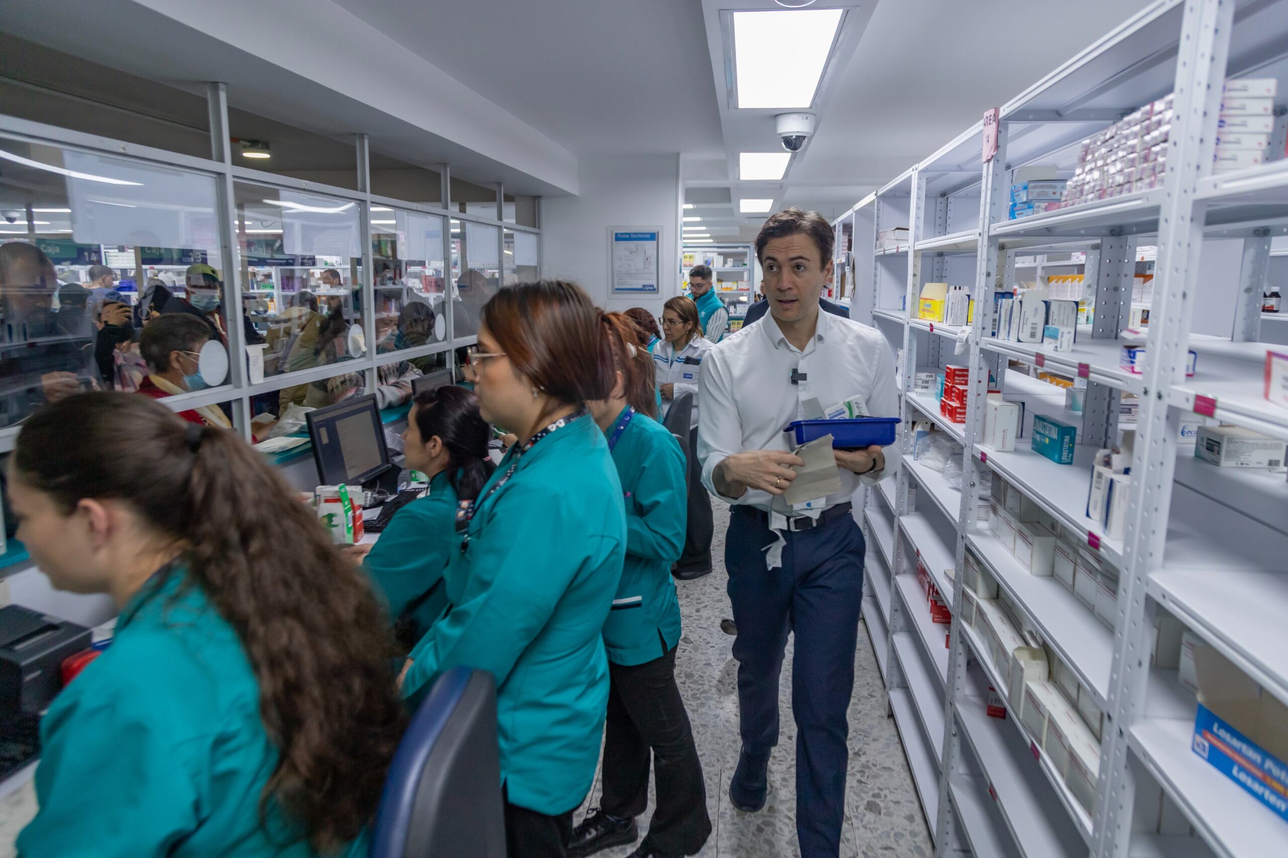 Daniel Quintero, superintendente de Salud, inspecciona dispensarios de medicamentos. Cortesía.