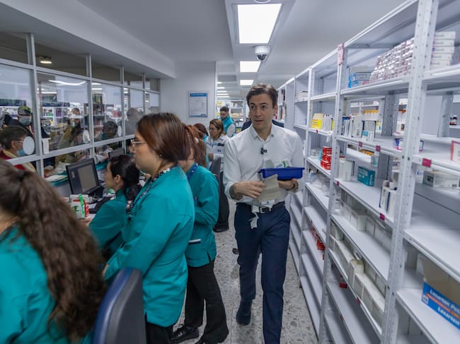 Daniel Quintero, superintendente de Salud, inspecciona dispensarios de medicamentos. Cortesía.