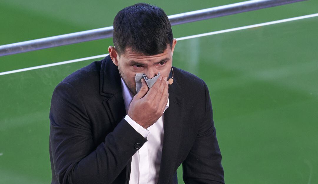 Sergio Agüero llora durante su despedida.