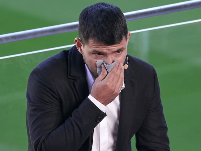 Sergio Agüero llora durante su despedida.