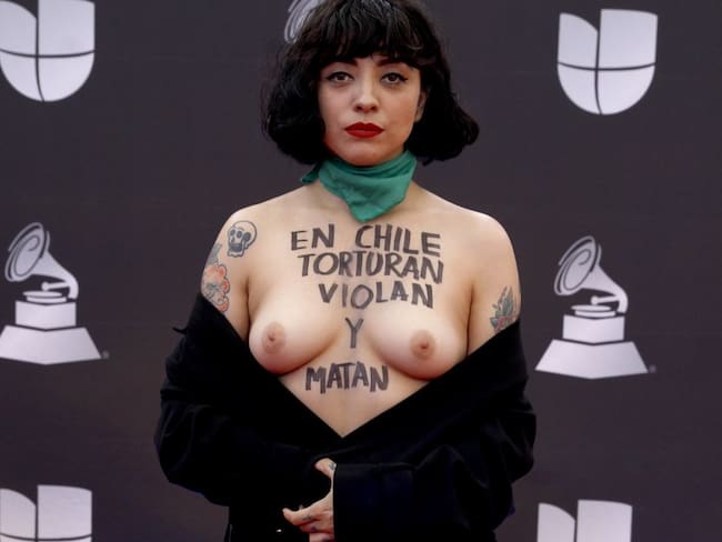 El Grammy Latino, entre música y gestos de protesta