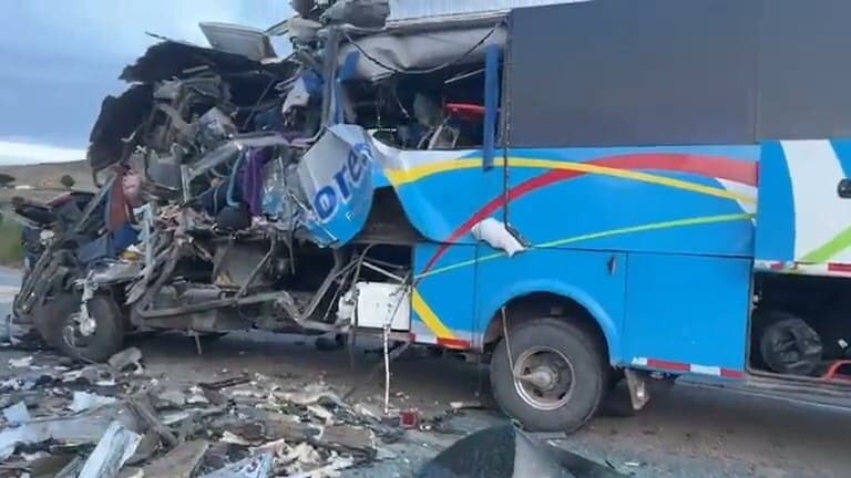 Choque dejó cinco personas fallecidas y 21 heridas.