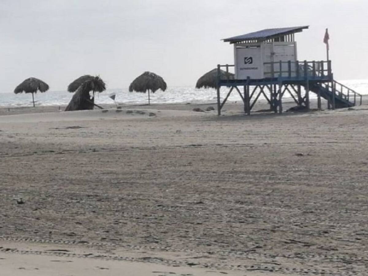 Rescatan a turista irlandés en una playa que está cerrada en Cartagena