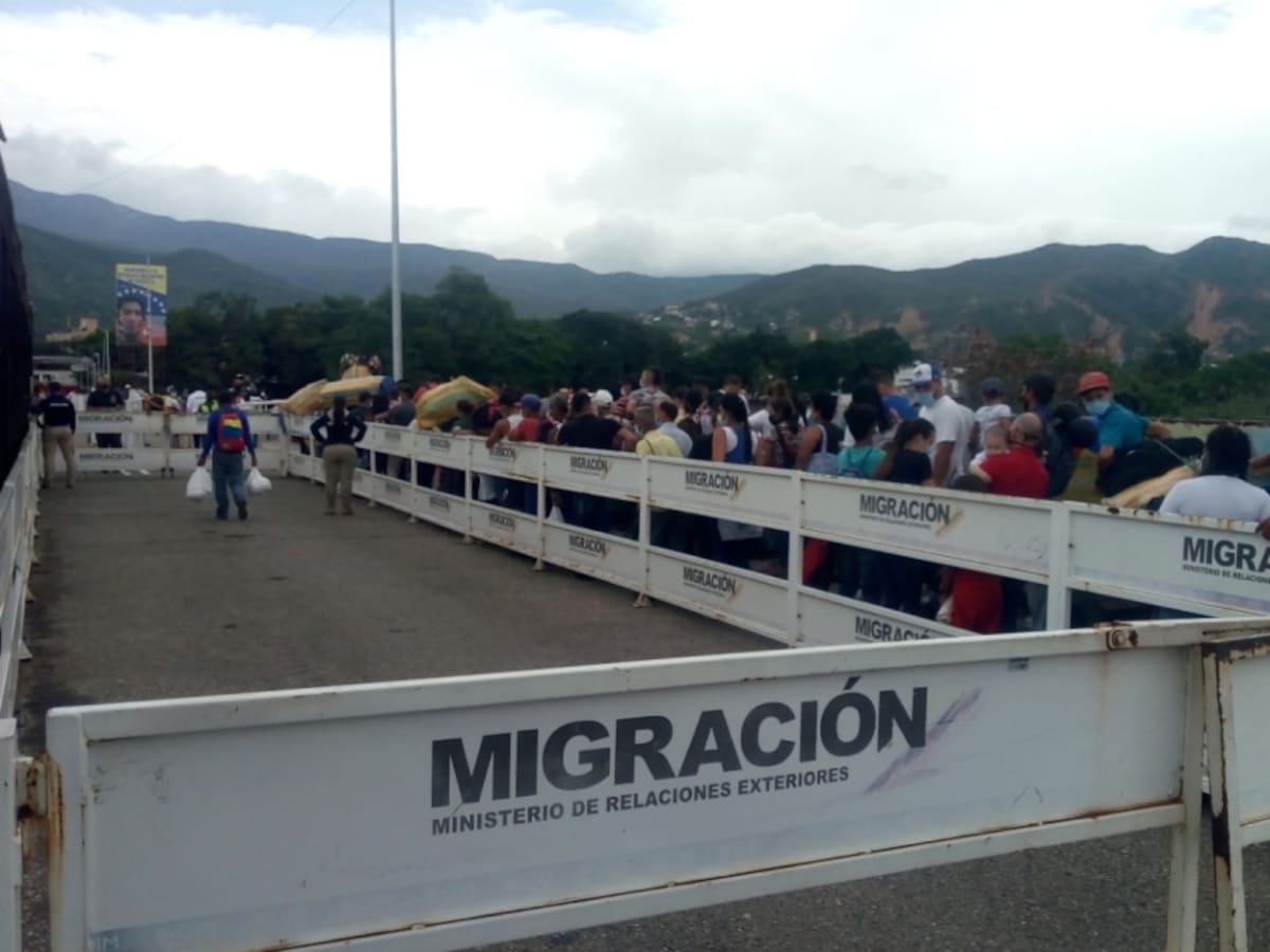 Gobierno estudia posibilidad de establecer horarios para paso fronterizo