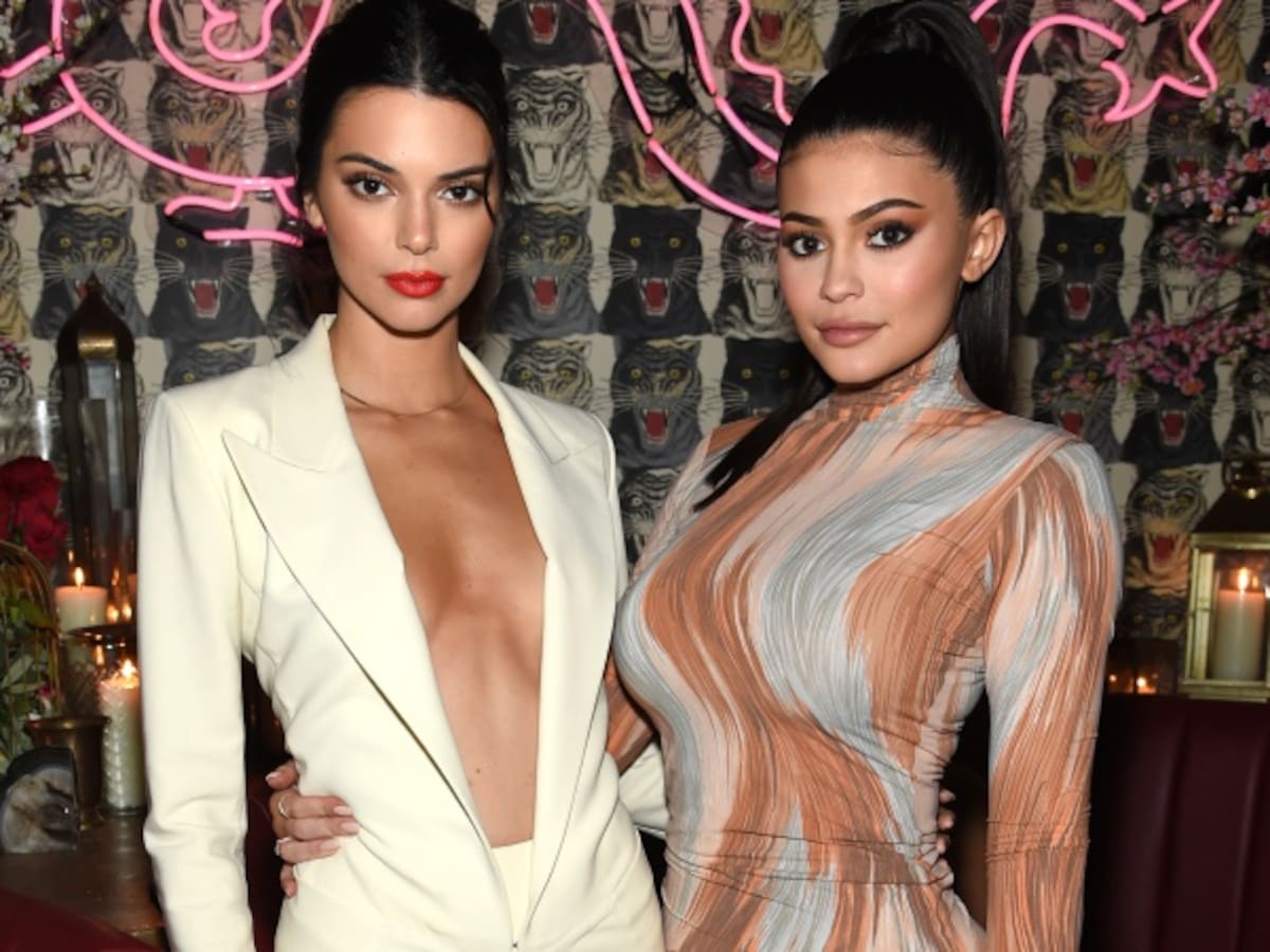 Sensual fotografía de Kylie y Kendall Jenner en brasier deportivo
