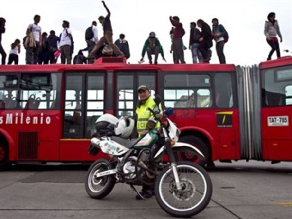 Padres tendrán que responder por actos vandálicos de menores contra Transmilenio: Policía