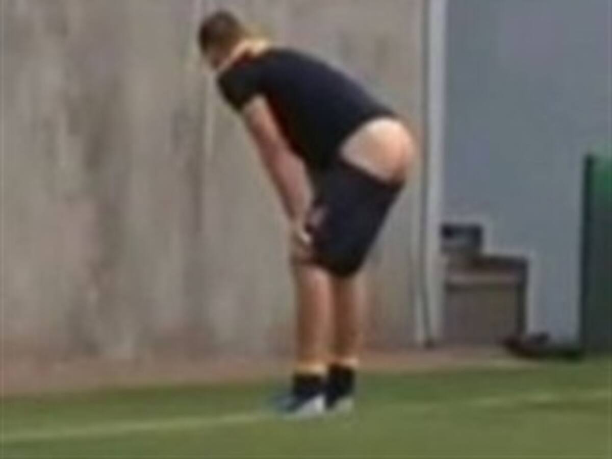 Arquero de Suecia se bajó los pantalones durante entrenamiento, en broma, pero causó polémica