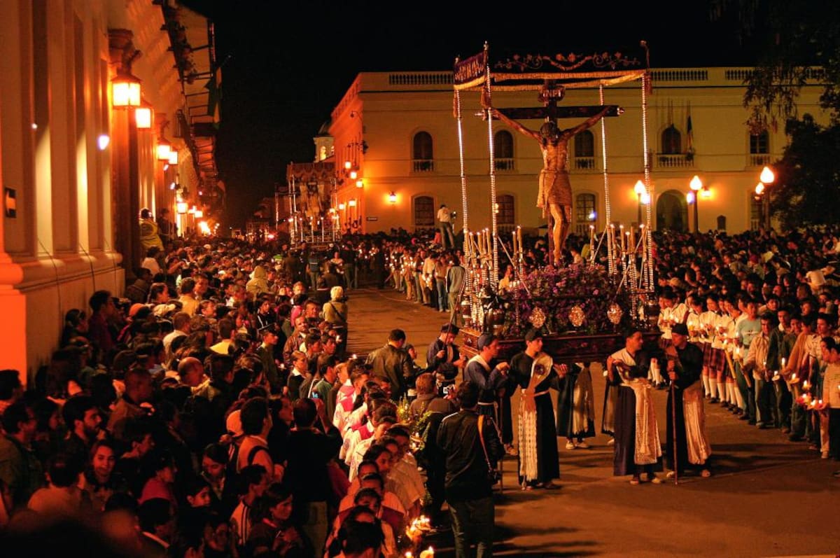 Ubicada entre las cordilleras central y occidental del país, y atravesada por el río Cauca se encuentra Popayán, capital del departamento de Cauca. Las procesiones que se celebran año tras año son tan multitudinales que en el 2007 fueron declaradas Patrimonio Cultural e Inmaterial de la Humanidad por la UNESCO. Entre lo reconemdado está el Museo de Arte Religioso, el festival de música religiosa y las procesiones infantiles.