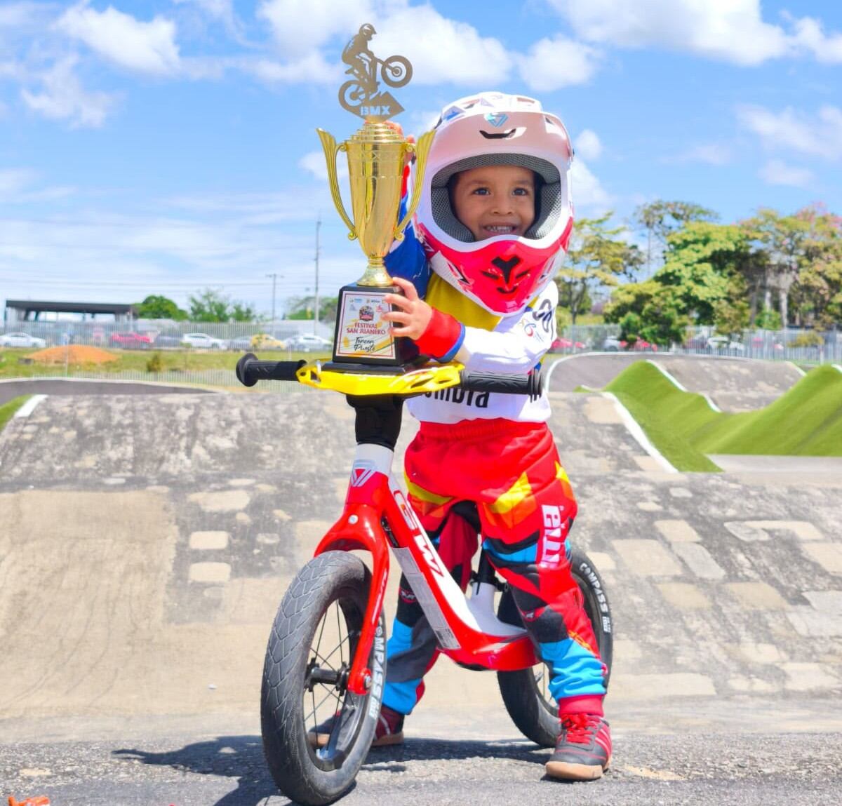 Dominic Cabrera Mosquera, de tan solo 2 años y medio de edad con su trofeo de tercer puesto en el Festival San Juanero. Foto Relacionada