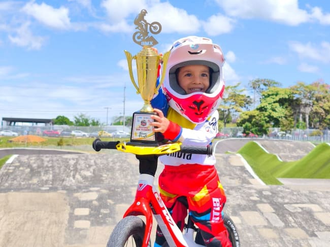 Dominic Cabrera Mosquera, de tan solo 2 años y medio de edad con su trofeo de tercer puesto en el Festival San Juanero. Foto Relacionada