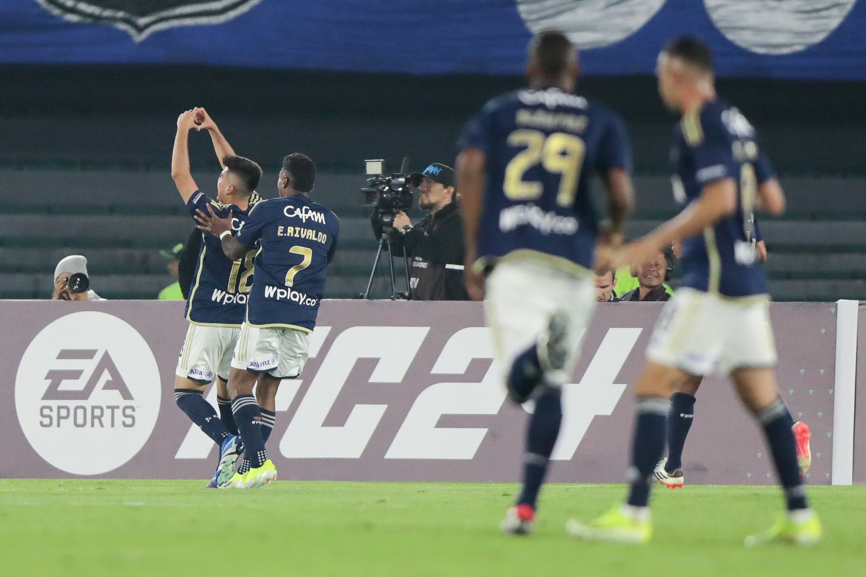 Daniel Ruiz celebra el gol de Millonarios ante Flamengo. (Photo by Andres Rot/Getty Images)