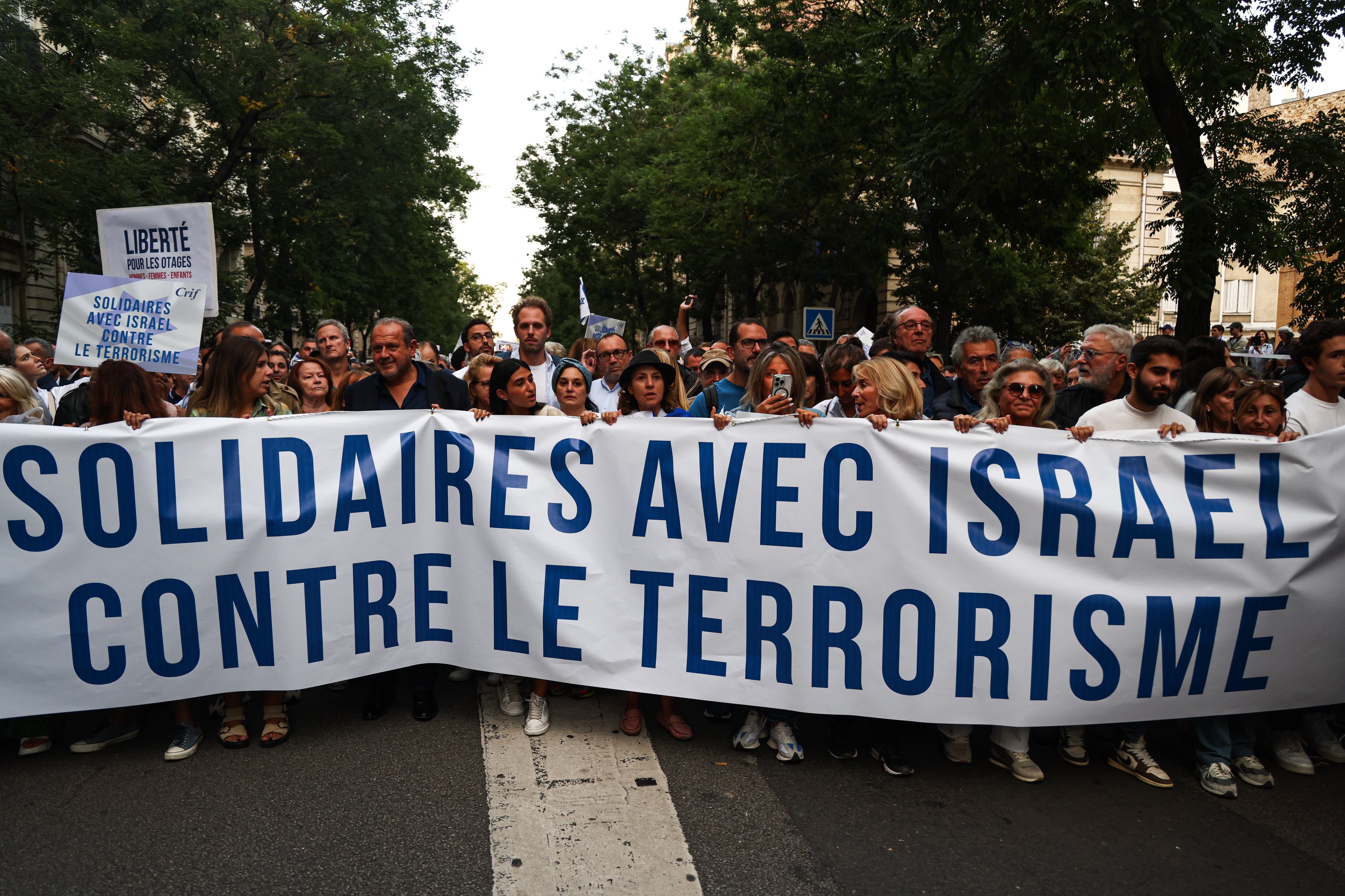 Paris (Francia), 09/10/2023.- Las personas tienen una pancarta que reza"en solidaridad con Israel contra el terrorismo"(Terrorismo, Francia, Laos) EFE/EPA/MOHAMMED BADRA