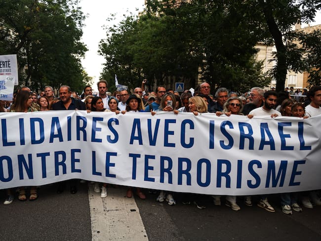 Paris (Francia), 09/10/2023.- Las personas tienen una pancarta que reza"en solidaridad con Israel contra el terrorismo"(Terrorismo, Francia, Laos) EFE/EPA/MOHAMMED BADRA