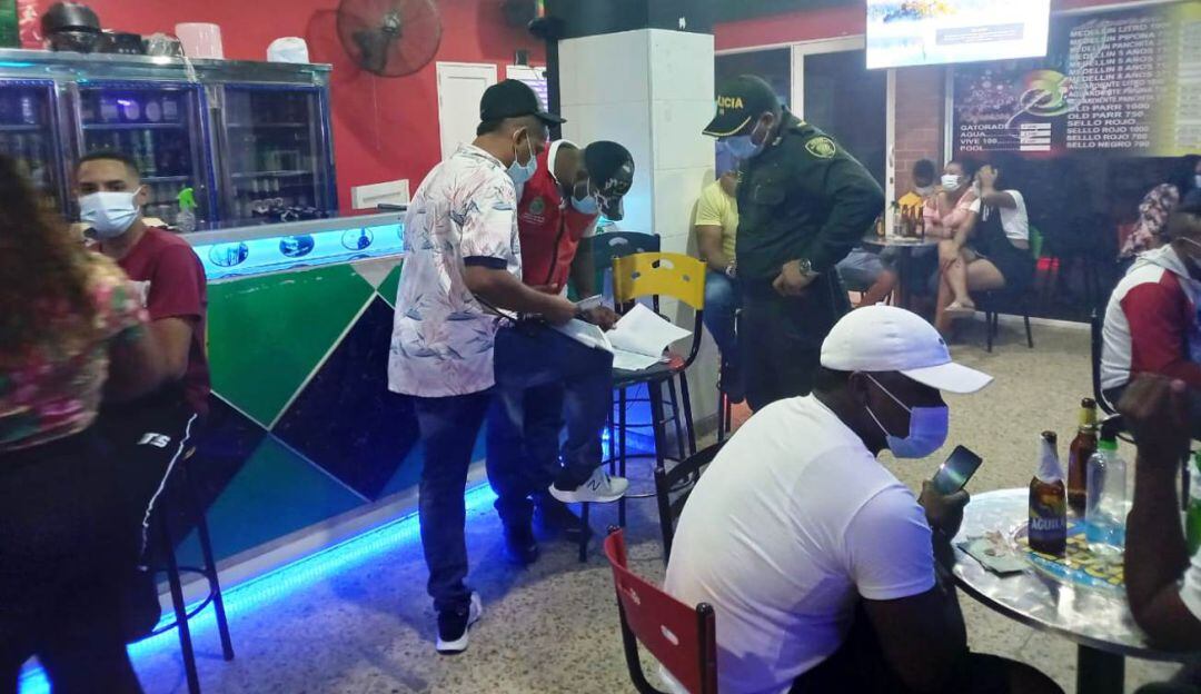 Cerrados cuatro establecimientos de comercio que violaron toque de queda