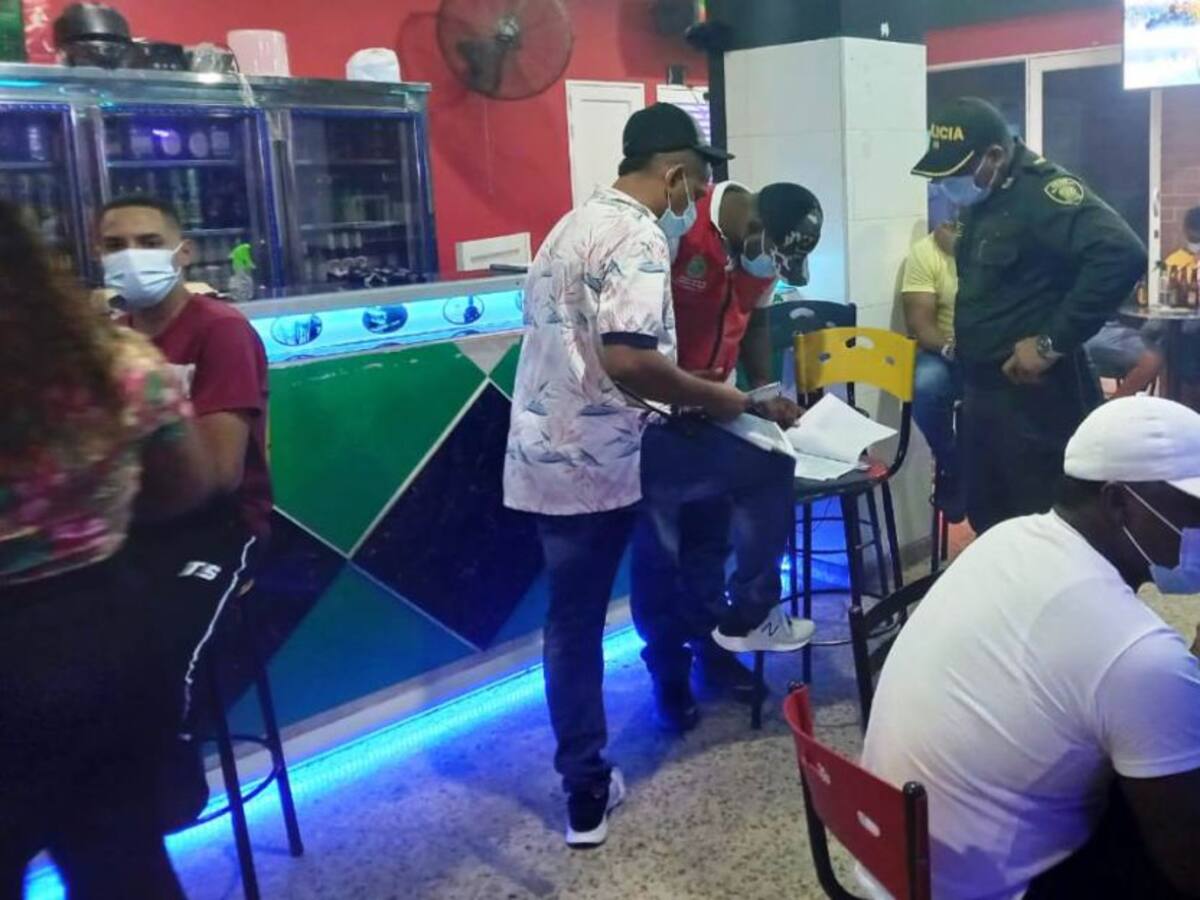 Cerrados cuatro establecimientos de comercio que violaron toque de queda