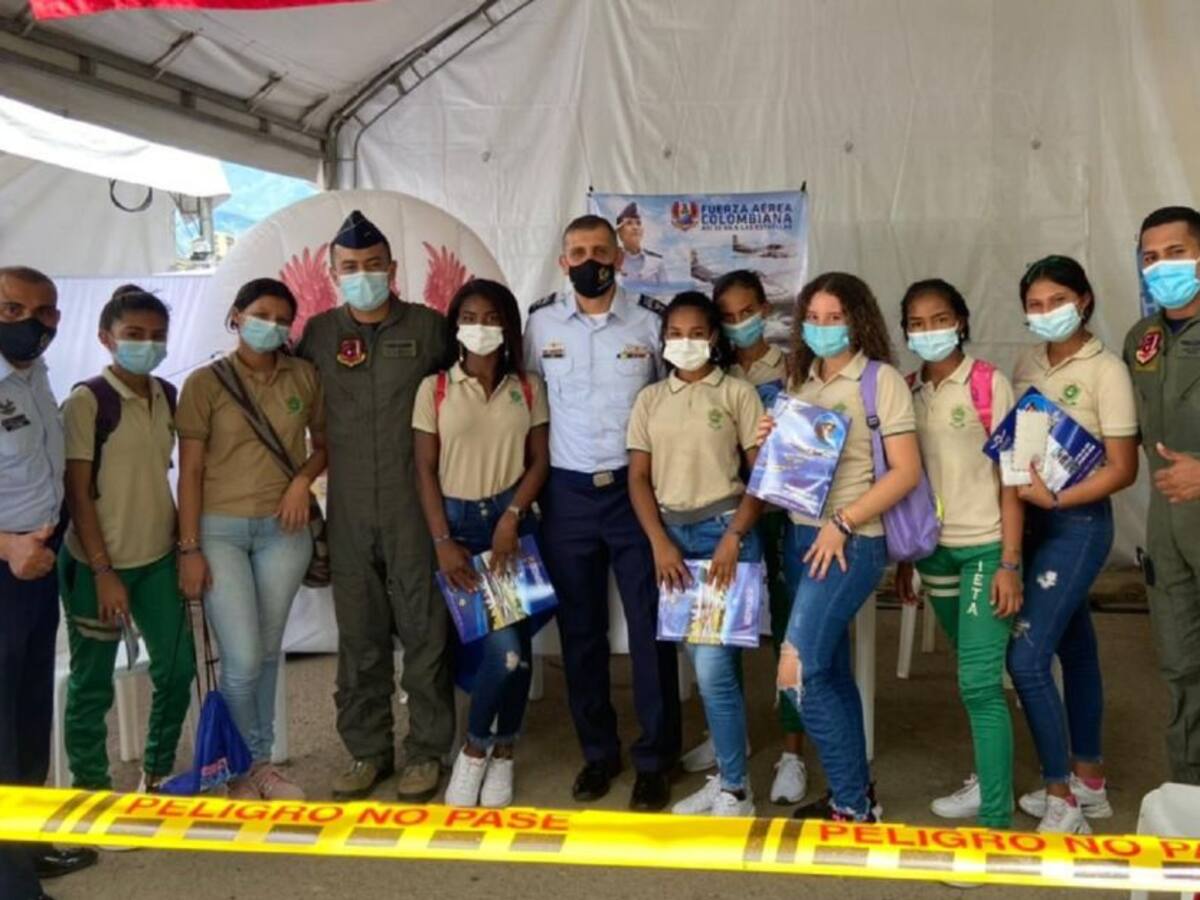 Estudiantes de San Jacinto invitados a integrar la Fuerza Aérea Colombiana