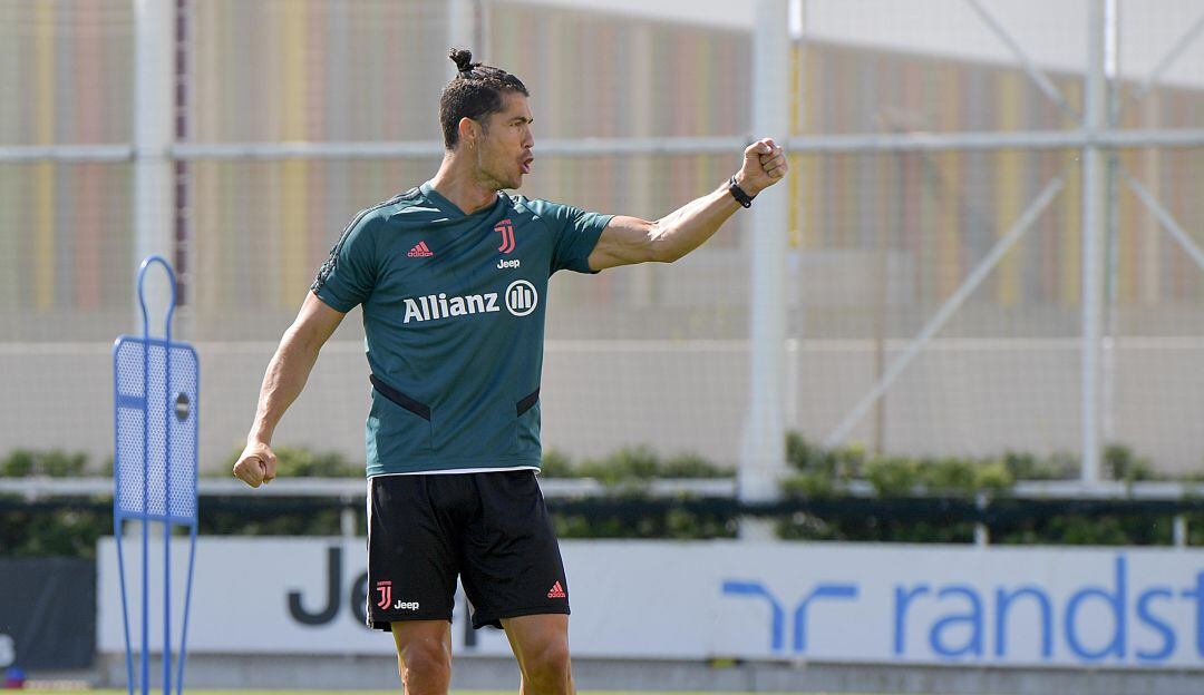 Cristiano Ronaldo durante la práctica de este lunes en la sede deportiva de la Juventus.
